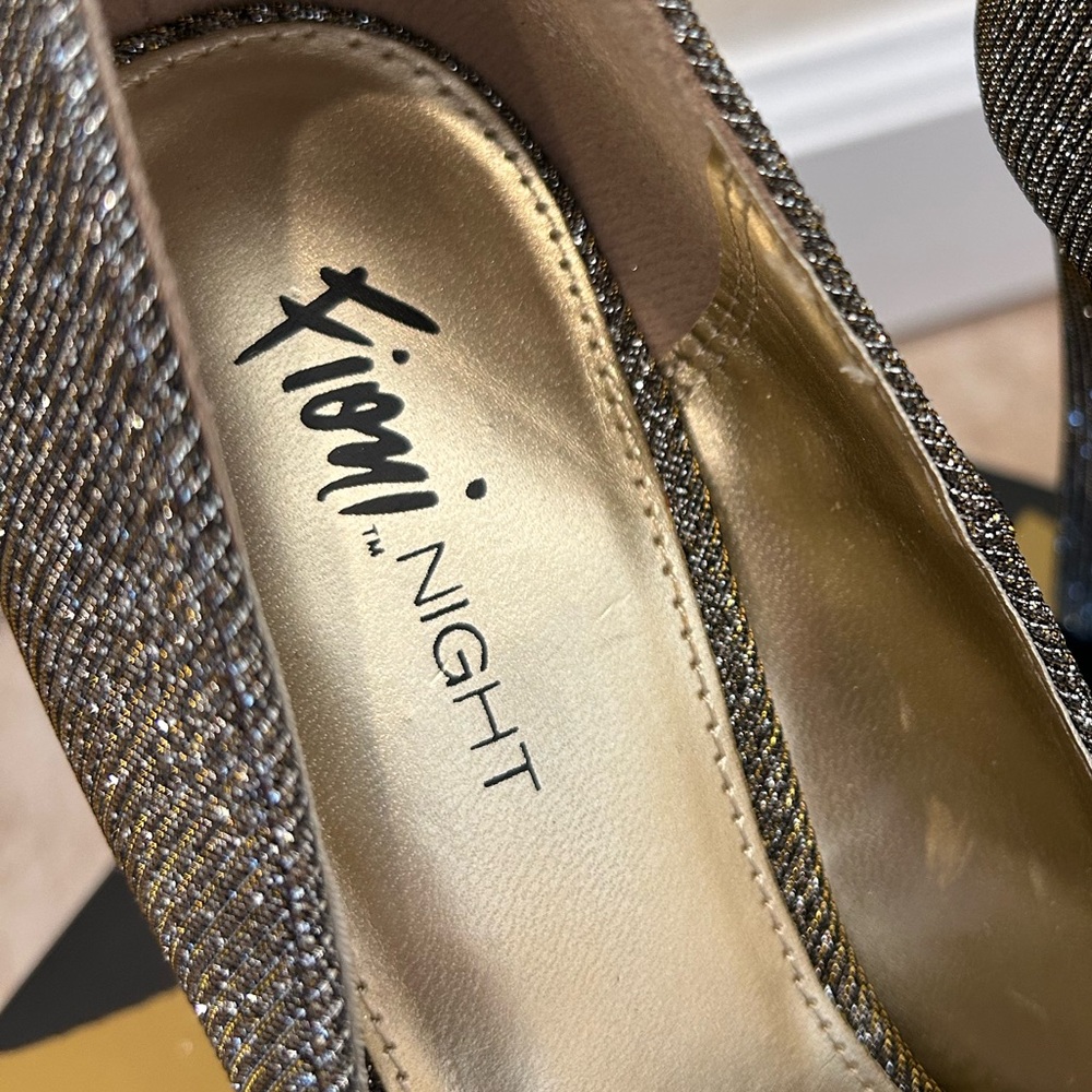 ✨HP✨ Fabulous Silver/Gold Shimmer Heels - Size 7 - Picture 6 of 11
